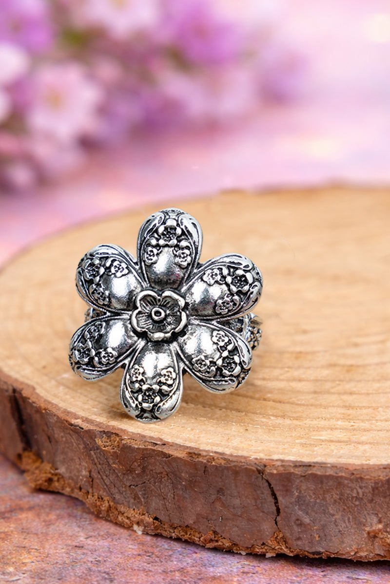 Desert Daisy Silvertone Spoon Stretch Ring - Wholesale Accessory Market